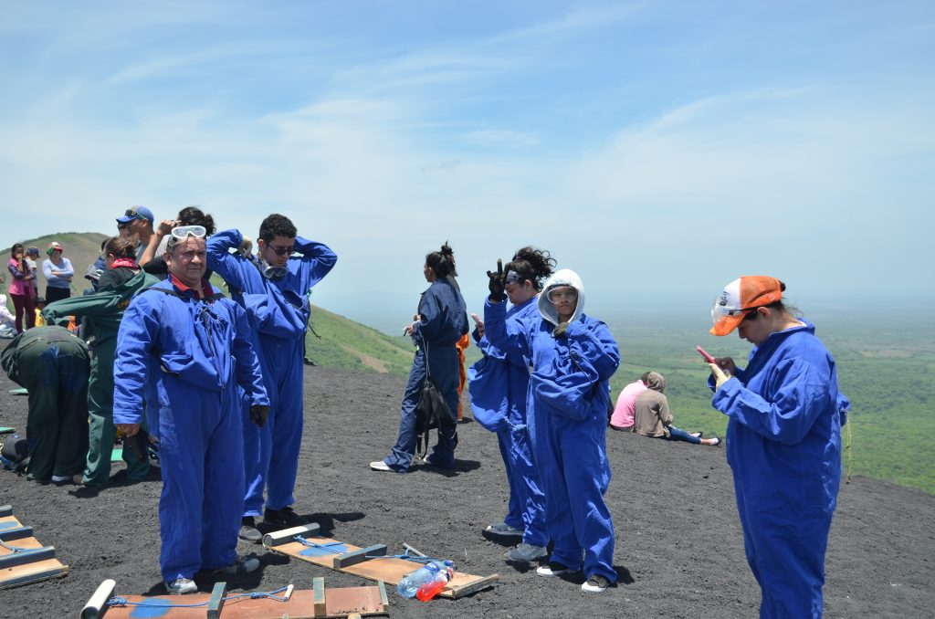 Turistas internacionales vacunados contra el Covid-19 visitan el Volcán Cerro Negro.
