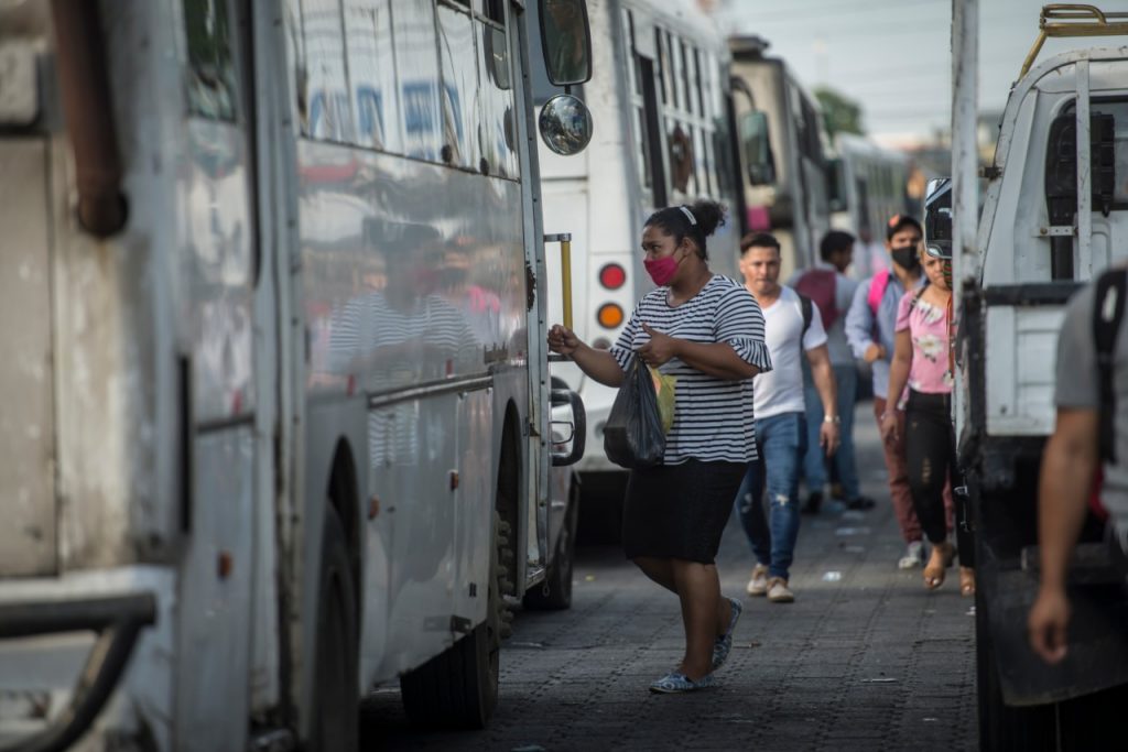 Usuaria aborda una unidad de buses en Managua.