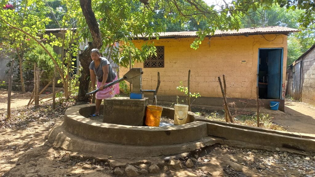 Familias tienen que realizar la difícil tarea de extraer agua de los pozos con una pesada manigueta 