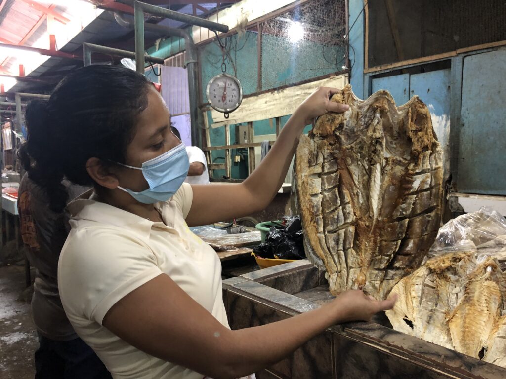 Evelin Hernández, ofrece pescado seco en l mercado de Chinandega.
