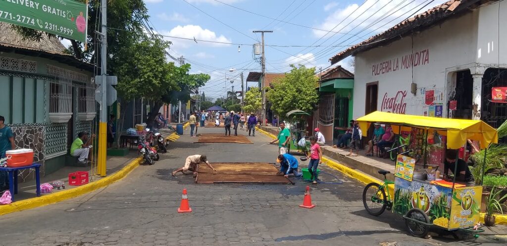 Artesanos de alfombras pasionarias en el barrio Sutiaba. Foto | Radio Darío