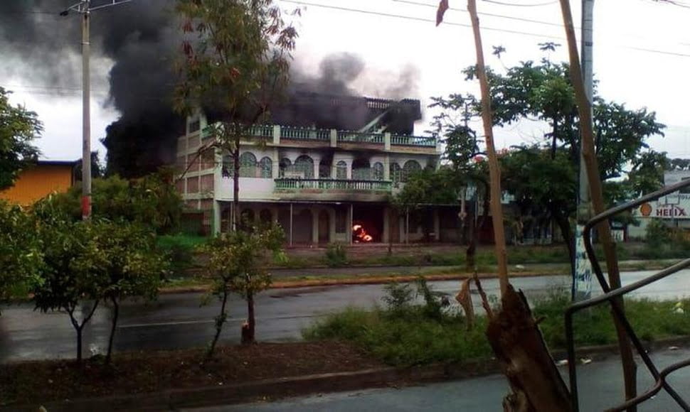 Casa incendiada en el barrio Carlos Marx en Managua. Foto | créditos  su autor