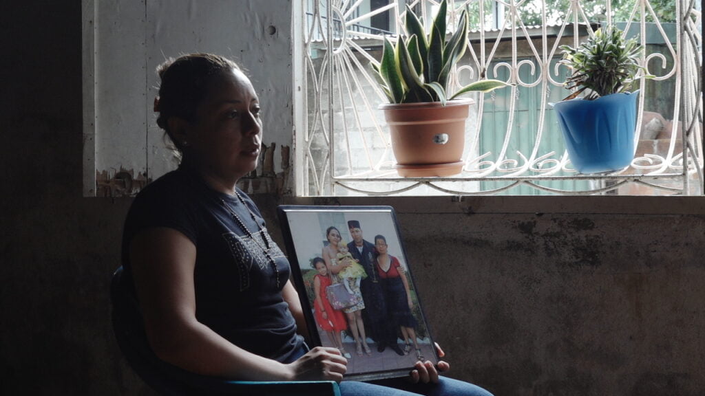 Su esposa muestra una foto familiar con Iván Ramiro. Foto | cortesía