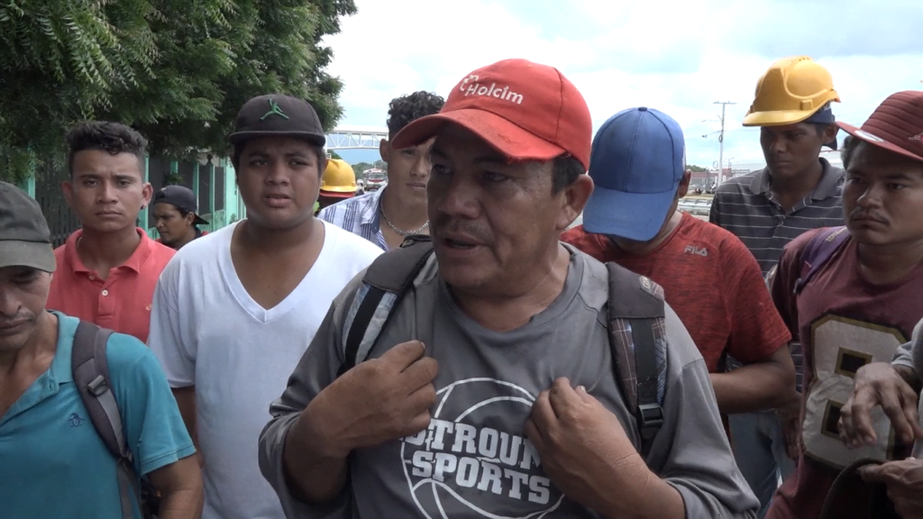 Trabajadores reclaman a las afueras de la empresa subcontratista en la salida León - Chinandega. Foto | cortesía