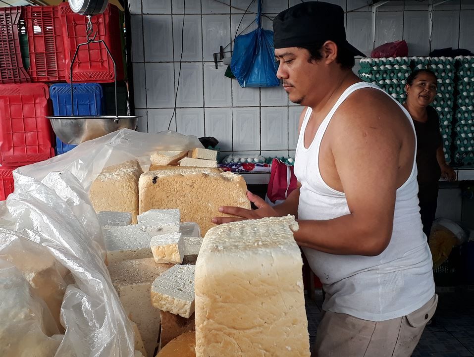 Venta de queso en un mercado capitalino de Nicaragua.