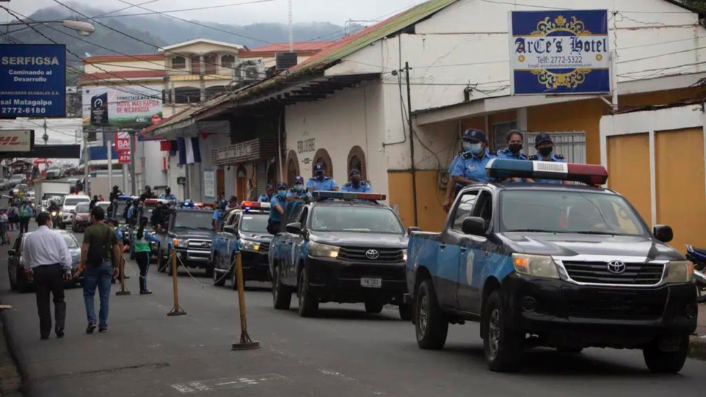 La Policía mantiene un fuerte asedio a las parroquias de la Iglesia Católica. Foto: Tomada de redes sociales
