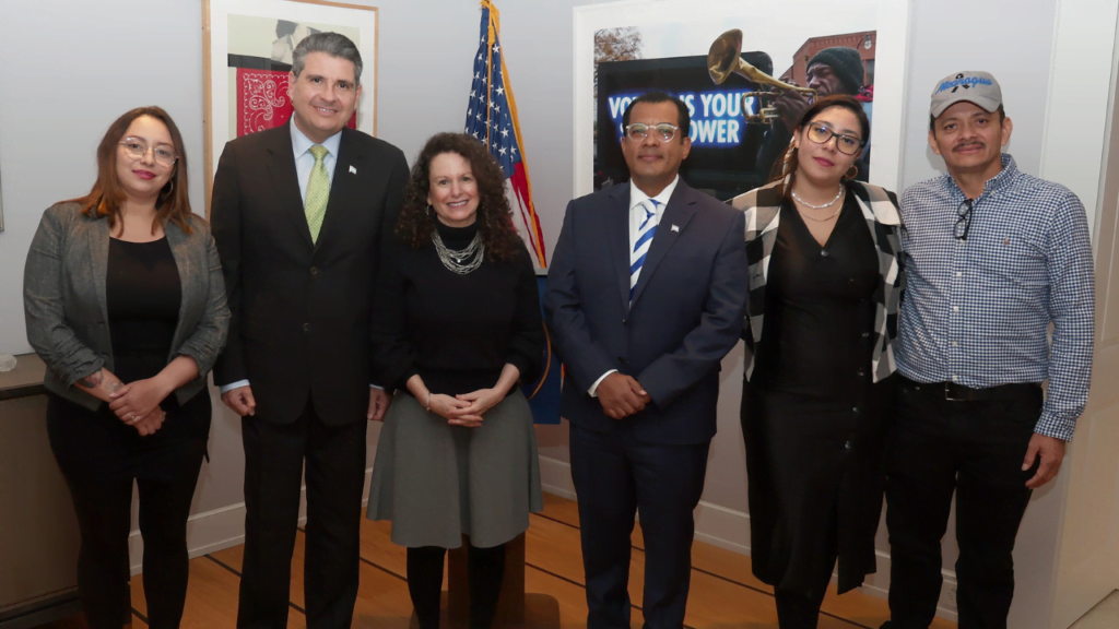 Grupo de excarcelados políticos de Nicaragua junto a la embajadora Michéle Taylor, representante permanente de los Estados Unidos ante el Consejo de DDHH de la ONU
